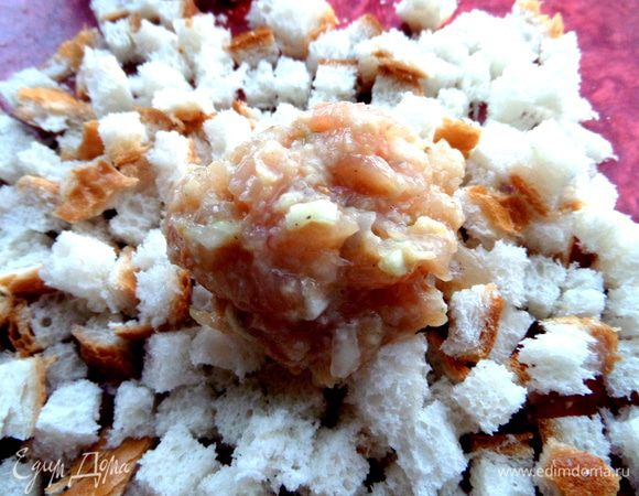 Кладём ложкой фарш размером с яйцо (так лучше прожарятся!) прямо на кубики хлеба.