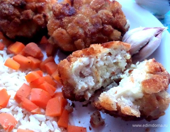 Я подавала с кубиками отваренной морковки,рисом и маринованным огурчиком для пикантности)))