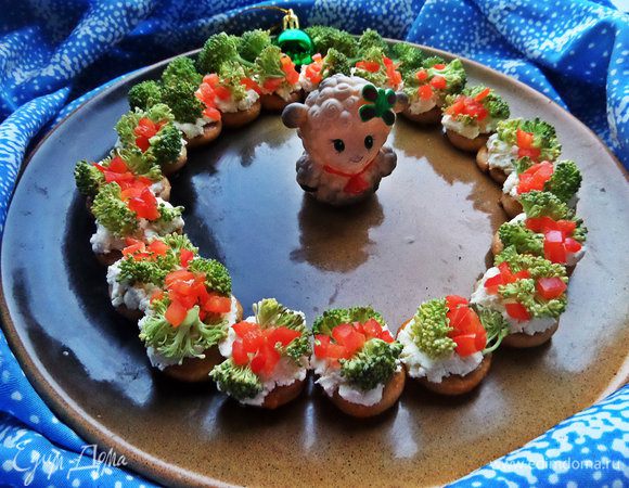 Очень-очень понравился нам венок-закуска от Леночки,было открытием,что дети ели сырую брокколи,да и сама впервые))) 