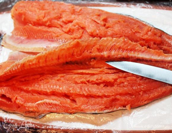 Тушку горбуши разделать на филе, отделив от хребта, удалить все плавники и косточки. 