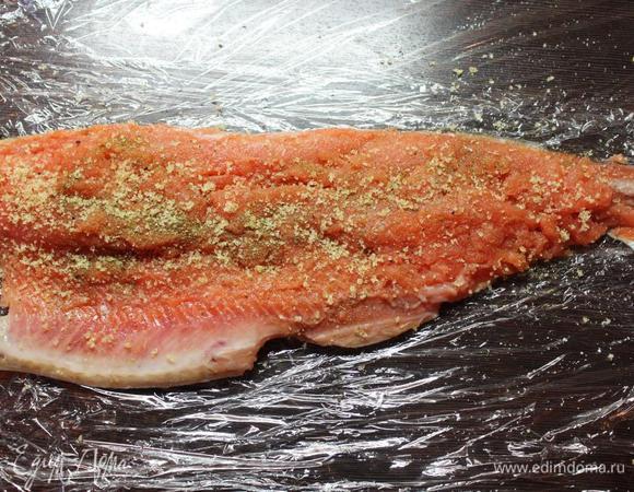 Обе части посыпать специями для рыбы или вашими либимыми приправами, при необходимости солью и перцем, сбрызнуть лимонным соком. 
Равномерно посыпать филе желатином (по 1 ст.л. на половину тушки). 