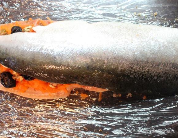 Наверх положить второе филе валетом относительно первого. 