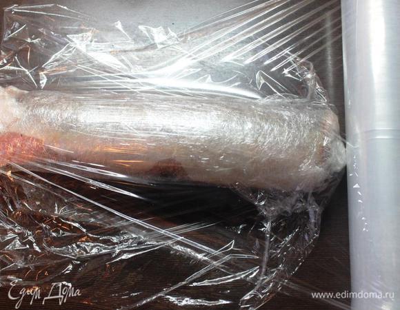 И свернуть конструкцию в рулет при помощи пищевой пленки. 
Сворачивать очень плотно, пленки не жалеть)))