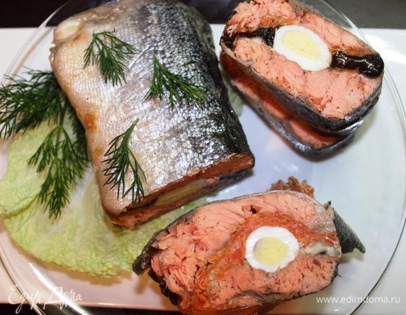 Готовый рулет остудить и положить под пресс в холодильник на ночь. Освободить от пленки и нарезать острым ножом на кусочки.
