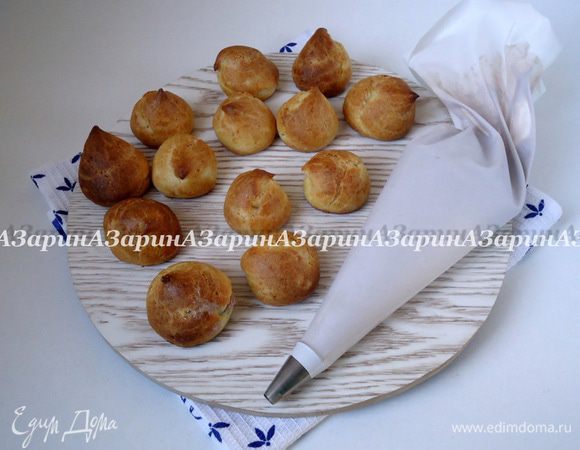 Начинить профитроли кремом и убрать в холод. *По рецепту получается чуть больше профитролей, чем нам понадобится для торта.