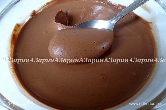 Шоколадная прослойка: Сливки довести до закипания, но не кипятить, распустить в них поломанный шоколад до полного растворения. Пробить блендером и убрать в холод.
