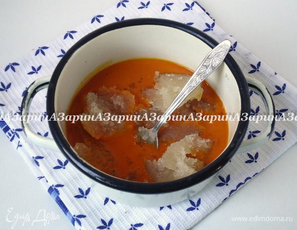 2 день. Для облепихового суфле: Желатин замочить в воде по инструкции. Протертую облепиху(вес указан уже готового пюре) прогреть вместе с сахаром(50 гр.) до закипания. Ввести набухший желатин и дать ему растворится в облепихе.