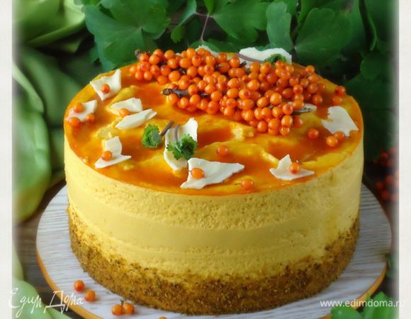 Если вам нравится мое украшение торта, то его можно сделать так: 1/2 ч. л. желатина залить 50 мл воды, дать набухнуть. 80 гр. протертой облепихи смешать с 2 ст. л. сахара и прогреть, добавить желатин и дождаться пока он растворится.