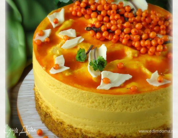 Пока суфле не сильно схватилось, столовой ложкой сделать на его поверхности углубления. Залить желатином и убрать в холод. Белый шоколад (50гр.) растопить на паровой бане, нанести на поверхность файла и убрать в холод. Когда шоколад застынет, поломать его на кусочки разного размера. Украсить шоколадом торт. Низ торта я обсыпала фисташковой крошкой.