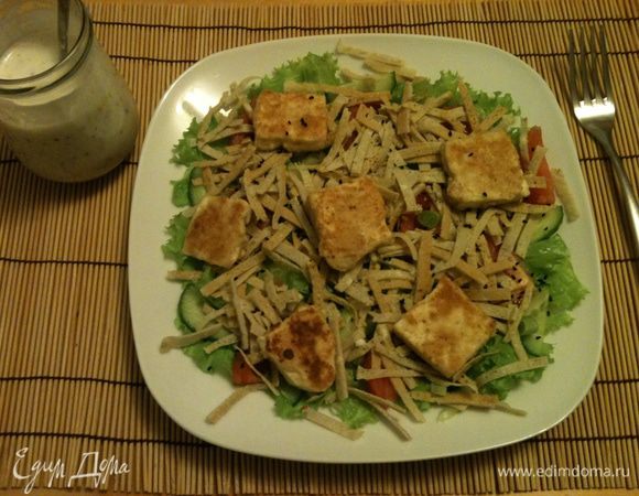 Поверх овощей выкладываем кусочки сыра и лапшу из яйца, посыпаем кунжутом и мелко нарезанным зеленым луком. Немного солим.