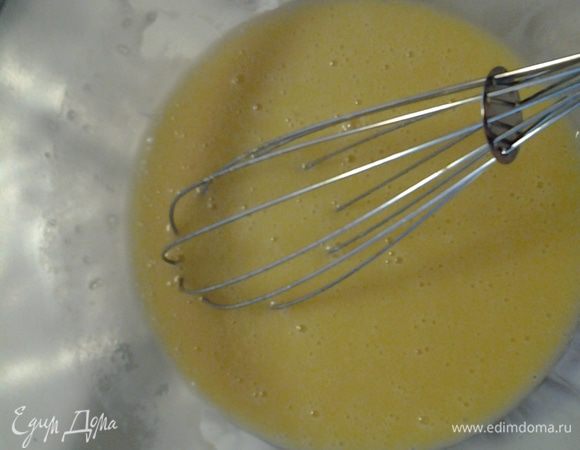 Растопить сливочное масло, смешать с оливковым, добавить яйца, сахар. Перемешать.