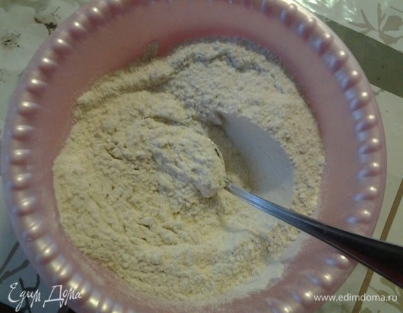 Соединить 2 вида муки, разрыхлитель, тимьян, куркуму и сладкую паприку.
