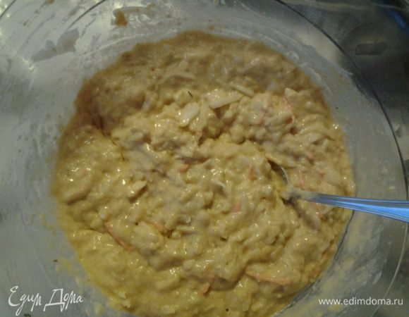 Квашеную капусту( 270 грамм) мелко порезать, соединить с рассолом( 130 гр), добавить в тесто.