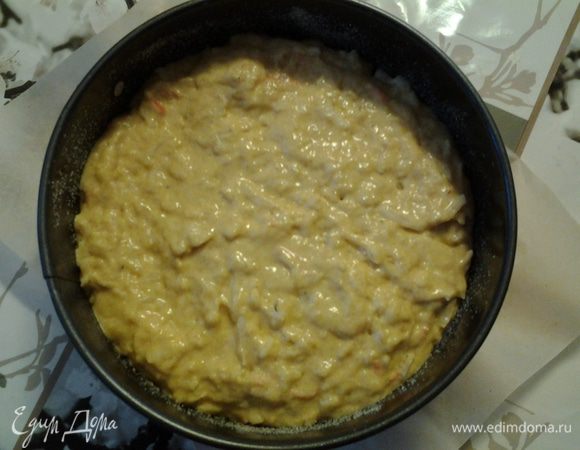 Выложить тесто, разровнять.