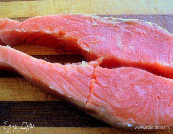 Стейк семги разрезать по хребту, удалить хребтовую и реберные кости, острым ножом снять кожу.