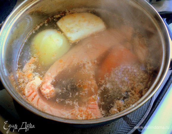 Затем бульон посолить, добавить лавровый лист, филе семги, довести до кипения  и варить на слабом огне 10-12 минут.