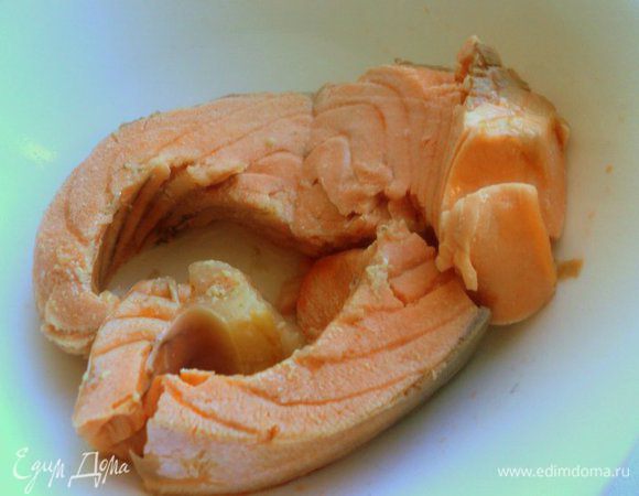 Филе семги осторожно вынуть из бульона и охладить. Желатин залить 50 мл охлажденной кипяченной воды, дать набухнуть.