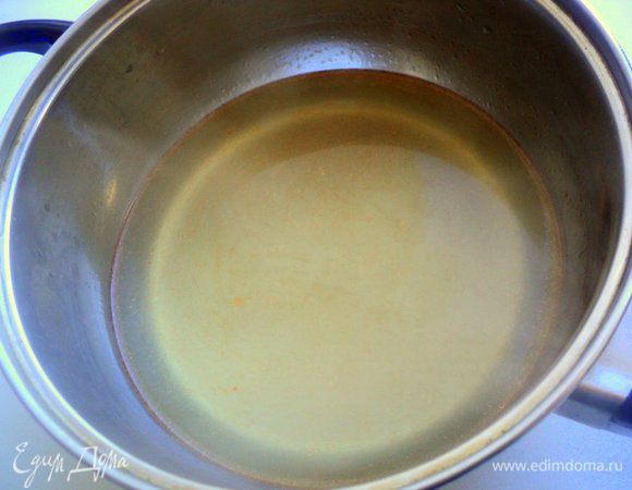 Из бульона убрать лук, сельдерей, лавровый лист, кости, кожу и обрезь. Вареную морковку оставить для украшения. Процедить бульон через 4 слоя марли. Добавить в набухший желатин 100 мл горячего бульона и размешать до его растворения, соединить с остальным бульоном. Охладить.