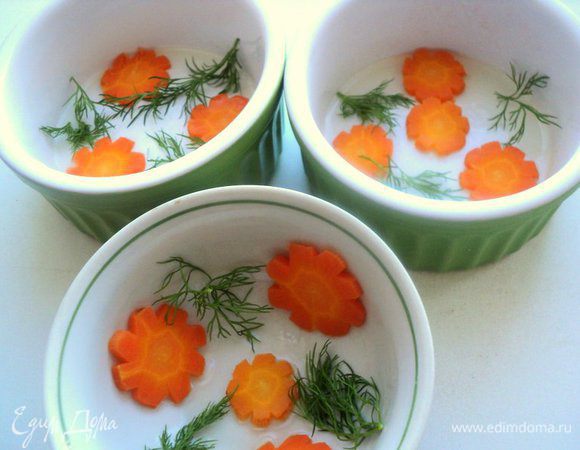 В керамические или стеклянные формочки налить по 1-2 ст.ложки бульона, поставить в морозилку на несколько минут для застывания. Затем выложить в формочки звездочки из морковки, веточки укропа. Снова залить небольшим количеством бульона и охладить до желирования в морозилке.