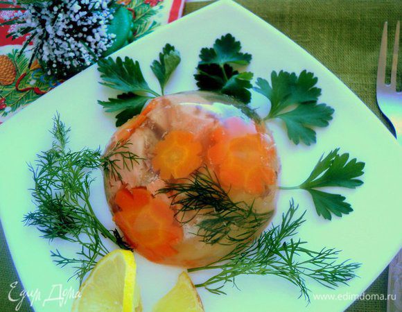 Перед подачей опустить формочки на несколько секунд в горячую воду и  перевернуть заливное на блюдо. Украсить зеленью и дольками лимона. Приятного аппетита!
