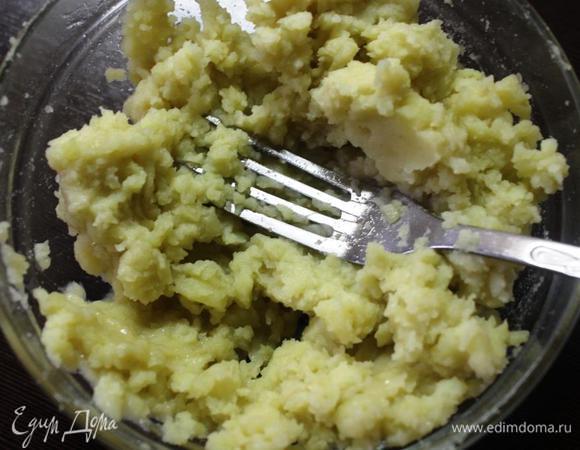 Предварительно отвариваем овощи: картофель (у меня среднего размера 4 шт.), крупные свеклу и морковь. Запекаем (отвариваем) яблоки для соуса. Для корзинок картофель разминаем в пюре, немного солим и перчим, смешиваем с белком.