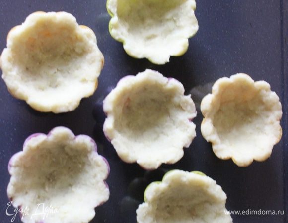 Раскладываем массу по силиконовым формочкам для кексов. Ставим в разогретую до 200°C духовку на 20 минут.