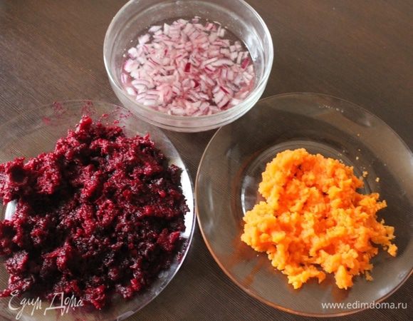 За это время натираем морковь и свеклу на мелкой терке, режем лук и обдаем его кипятком.