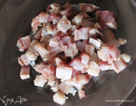 Бочкову селедку (если очень соленая, предварительно выдержанную в молоке) очищаем от костей и нарезаем мелким кубиком. У меня на 6 порций ушло полтушки.