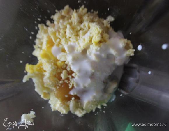 Делаем соус. Кстати, желток я использовала оставшийся от корзинок, предварительно отварив его. Залила желток в небольшой емкости холодной водой, поставила в кастрюлю с водой и на огонь. Через минут 5 после кипения желток был готов. Яблочное пюре взбиваем в блендере с желтком, горчицей, медом, солью и йогуртом.