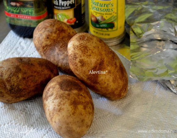 Разогреть духовку до 200гр. Картофель проткнуть вилкой, картофель кисточкой смазать маслом. Посолить и поперчить.
