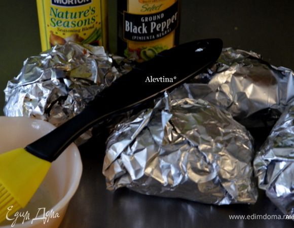 Завернуть в фольгу каждый картофель. Положить на противень и отправить в духовку на 1 час.
