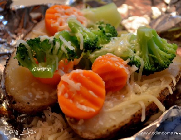 Замороженные овощи кладем в воду и отправляем на несколько минут в СВЧ или делаем как написано на упаковке, время зависит от кол-ва овощей. У меня заняло 3 мин. Картофель достанем из духовки, осторожно раскроем фольгу, разрежем каждый картофель напополам,выложим сверху масло сливочное по 1 ст.л, соль и перец, овощи теплые,сыр . Приятного аппетита.
