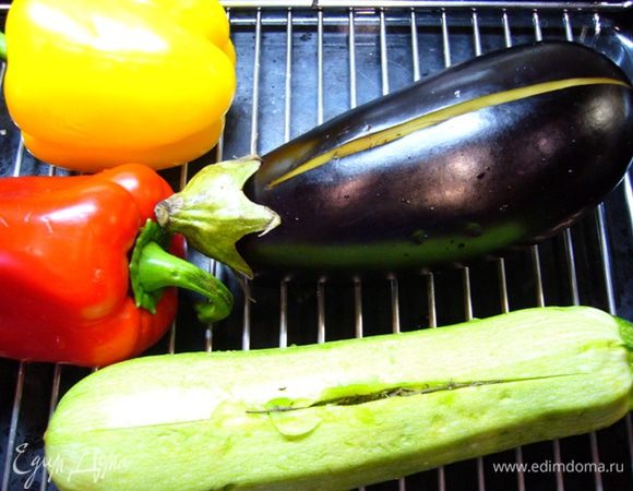 Духовку разогреть до 200 град.
Баклажан и кабачок нарезать вдоль. В надрезы вложить по зубчику чеснока, присыпать сушеным тимьяном.
Выложить на решетку овощи, запекать 30 мин.
Перцы сложить в кастрюлю, закрыть крышкой и дать «пропотеть».
С остывших перцев снять кожицу, удалить семена.
Запеченный баклажан также освободить от кожицы.
Подготовленные овощи крупно порезать.
