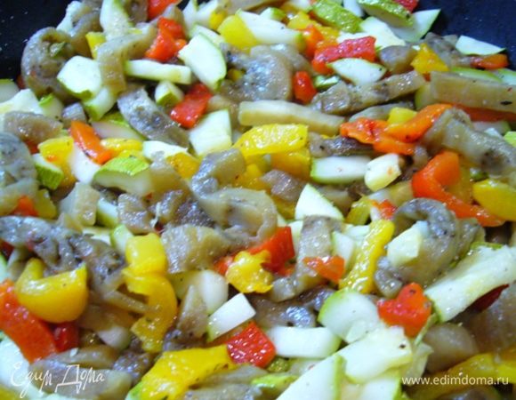 Соединить все ингредиенты салата.
Приправить солью и перцем. 
