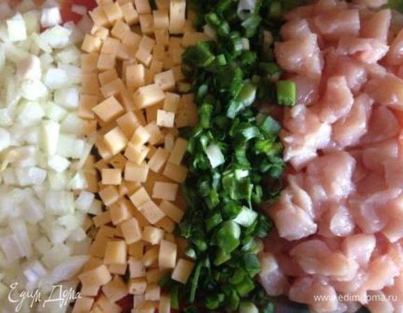 Куриное филе помыть, обсушить, порезать мелко. Сыр порезать мелкими кубиками. Мелко покрошить лук и зелень.