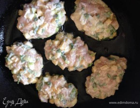Формировать руками небольшие котлетки и жарить на разогретом масле (я жарю под крышкой) до румяной корочки с одной и с другой стороны. Оставить котлеты в сковороде под крышкой до употребления.