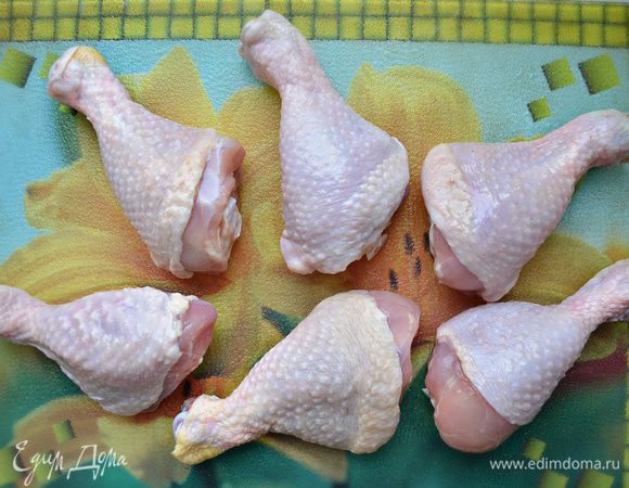 Подготовить куриные голени, промыть.