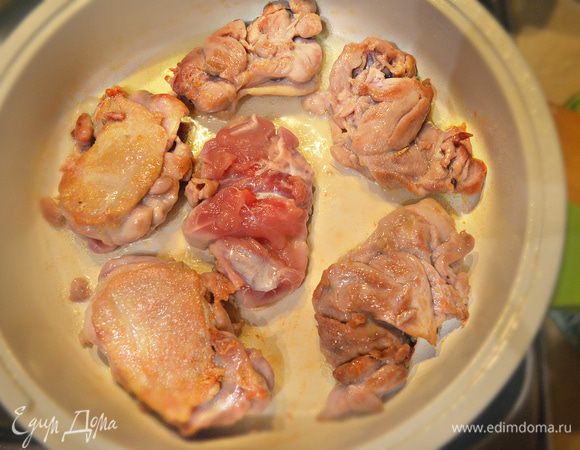 Затем поджарить куриное филе на оливковом масле с двух сторон до золотистой корочки.