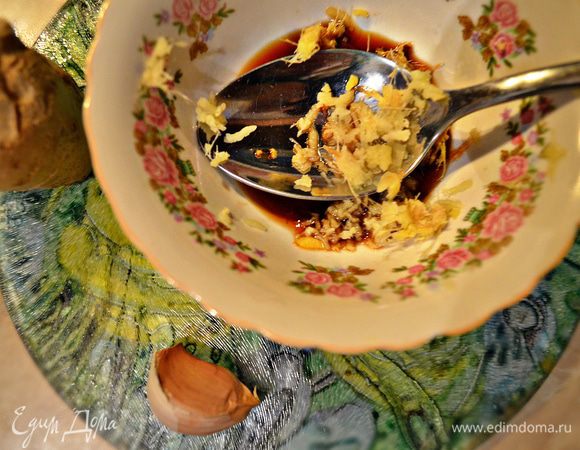 Корень имбиря (1 - 1,5 см) очистить и натереть на мелкой терке. Соединить имбирь с измельченным чесноком и 1 ст л соевого соуса, добавить 1 ст л коньяка, паприку и перец по вкусу. 