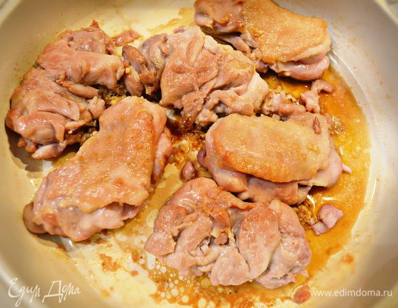 Полученной смесью залить поджаренные голени и дать постоять 10 мин.