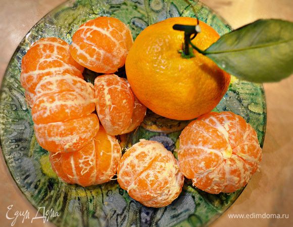 Мандарины очистить и разделить на дольки.