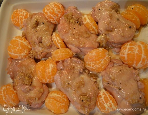 В форму для выпекания выложить куриное филе вместе с мандаринами и залить оставшимся маринадом. Поставить на 15 - 20 мин запекаться в разогретую до 180г духовку.