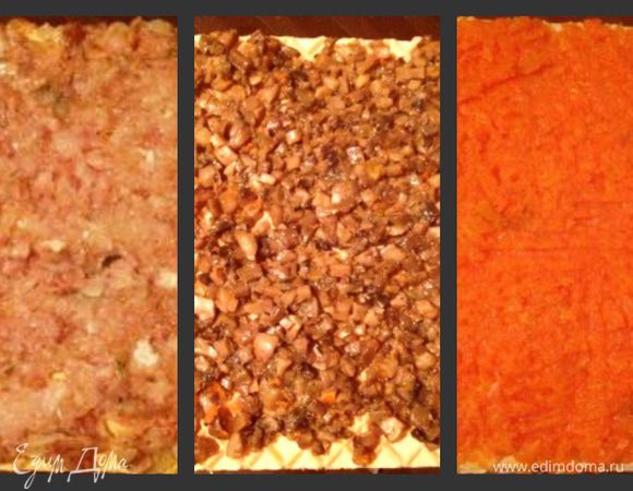 На нижний вафельный корж намазать половину селедочной массы и сверху тонко майонезом. Сверху покрыть 2м коржом и намазать половиной грибов и тонко майонезом. Накрыть 3-м коржом и намазать половиной моркови и сверху майонезом.