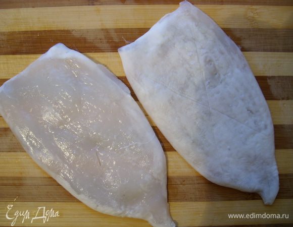 Кальмар перед жаркой отбить с обеих сторон,разрезать на филе и надсечь крест-накрест.