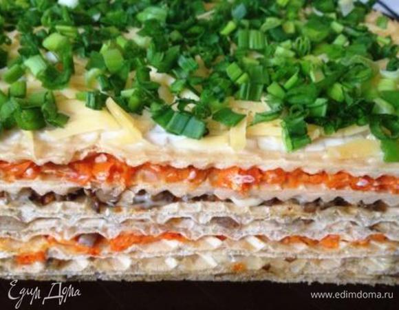 Повторить все 3 коржа. 7й смазать майонезом, засыпать тертым сыром и сверху нарезанным луком.
Поставить в холодильник на ночь для пропитки.
Приятного аппетита!