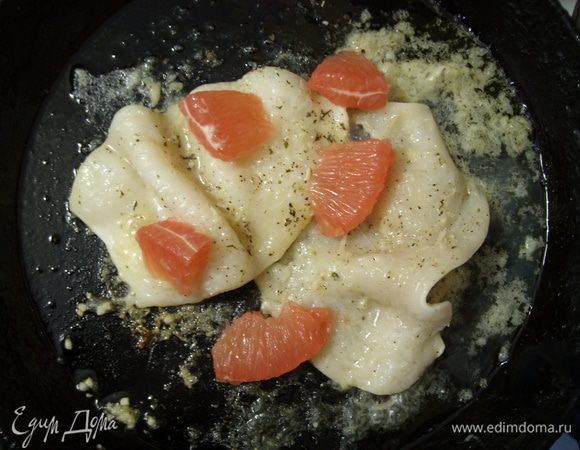 Кальмар обжарить на раскаленном оливковом масле с тимьяном и чесноком 3-5 минут,посыпать солью и перцем,добавить очищенный грейпфрут несколько долек.все перемешать и снять с плиты.