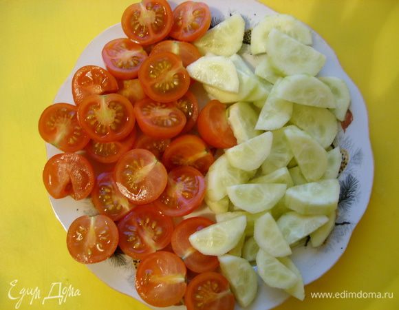 Добавить огурец и помидоры черри.