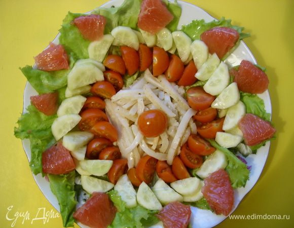 Добавить грейпфрута,полить оливковым маслом и соком грейпфрута.