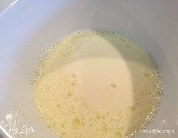 Взбейте вилкой куриное яйцо с сахаром и солью. Добавьте 1/2 стакана теплого молока, 1 ст. ложку растительного масла, перемешайте. 
В полученную смесь всыпьте просеянную муку с содой, следите, чтобы не было комков.

Теперь влейте оставшееся теплое молоко. Тесто получится по консистенции, как жидкая сметана. Оставьте тесто на полчаса, затем еще раз перемешайте.


