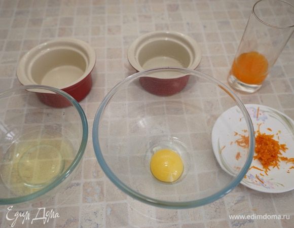 Включать разогреваться духовку до 170 гр. Формочки слегка смазать сливочным маслом. 
Разделить яйца на белки и желтки. Белки пока убрать в холодильник. Выжать из мандаринов сок, процедить. Натереть цедру 2 мандаринов.